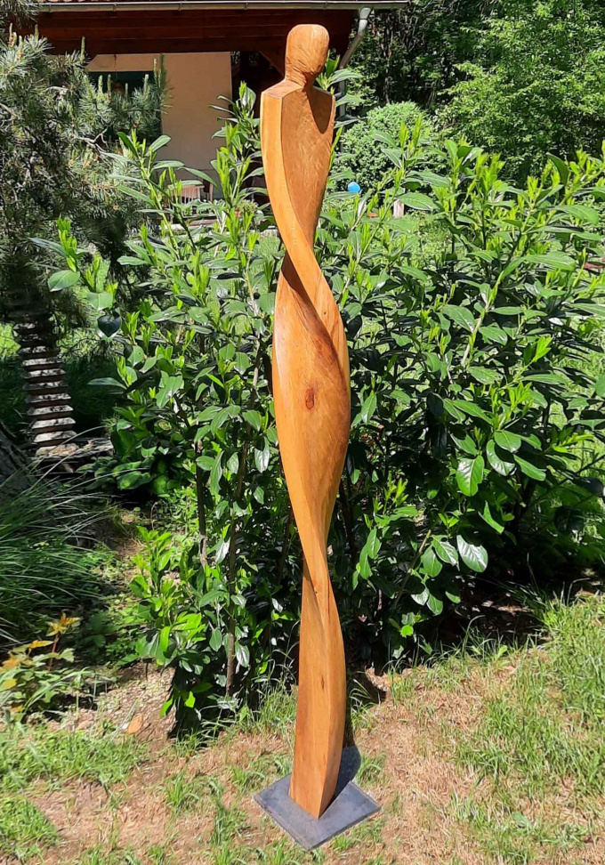 dřevěná socha do zahrady Beata 